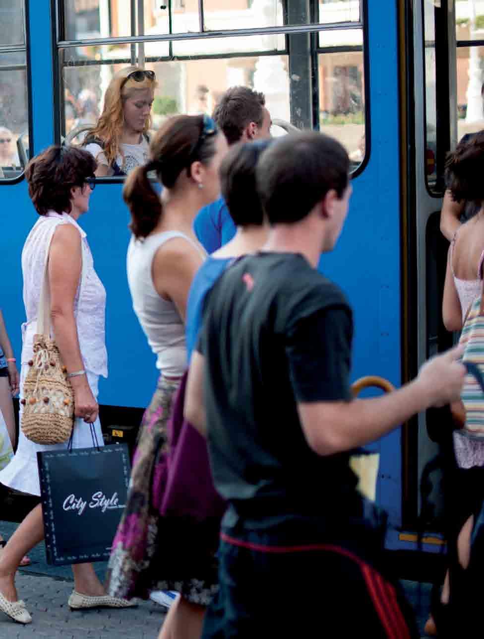 Στήριξη της οικονομικής και κοινωνικής συνοχής Η ΕΤΕπ έχει δεσμευθεί να διαθέσει τουλάχιστον 20 δισ. ευρώ σε ένα κοινό σχέδιο δράσης ύψους 30 δισ.