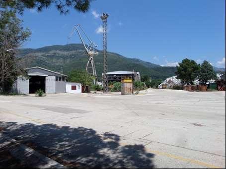 magistralni put Risan-Herceg Novi. Na slici 5 prikazana je unutrašnjost lokacije sa depoima otpadnog grita kao i zagađenog tla. Slika 5.