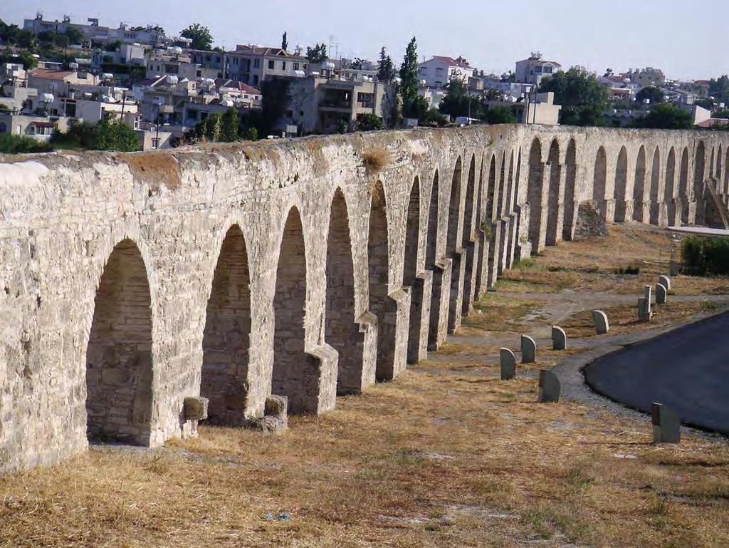Σχήµα 2. Το υδραγωγείο της Λάρνακας Το υδραγωγείο κτίσθηκε το 1747 από ένα πλούσιο Τούρκο Πασά ο οποίος ήταν Κυβερνήτης της Κύπρου από το 1746 µέχρι το 1748.