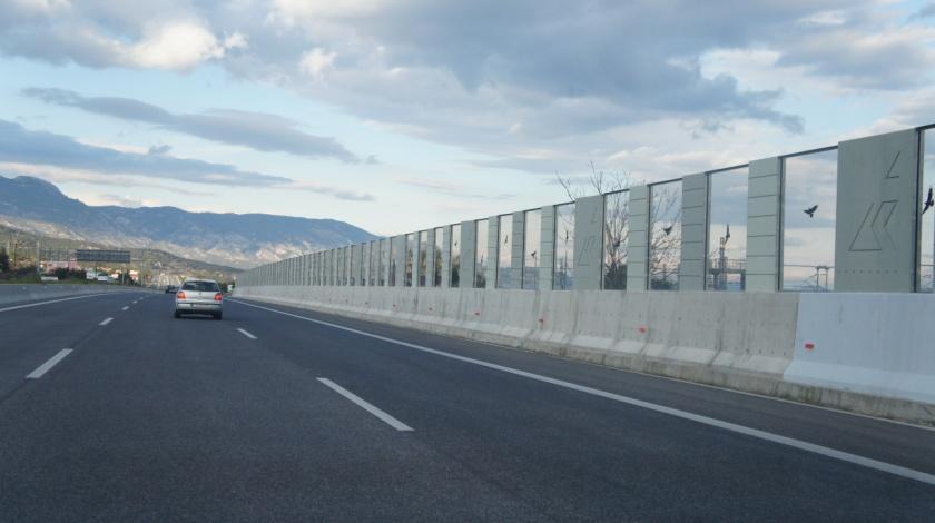 Συγκεκριμένα, συνεκτιμώντας τις ακουστικές και αισθητικές/αρχιτεκτονικές απαιτήσεις και τους περιορισμούς στατικής επάρκειας και οδικής ασφάλειας των κατασκευών, oι διαμορφούμενες επιφάνειες των