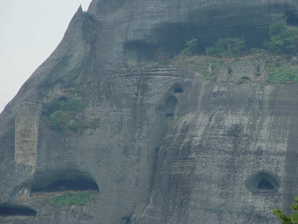 Παντοκράτορος. Η Μονή είναι χτισµένη στη βόρεια πλευρά του βράχου «Ντούπιανη» των Μετεώρων, σε ύψος εξήντα περίπου µέτρων από το φυσικό έδαφος.