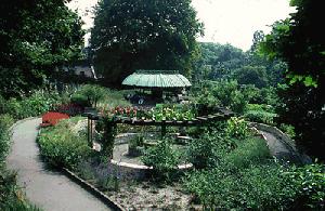 3.3.7. Κήπος αρωματικών και φαρμακευτικών φυτών Αυτός ο κήπος δημιουργήθηκε το 1984 για να επιτρέψει στους επισκέπτες με οπτική αναπηρία να εκτιμήσουν την ποικιλομορφία των διαφόρων φυτικών ειδών.
