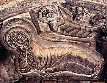 Λεπτομέρεια από το γλυπτό διάκοσμο του βόρειου αψιδώματος στο ναό της Παναγίας της Παρηγορήτισσας