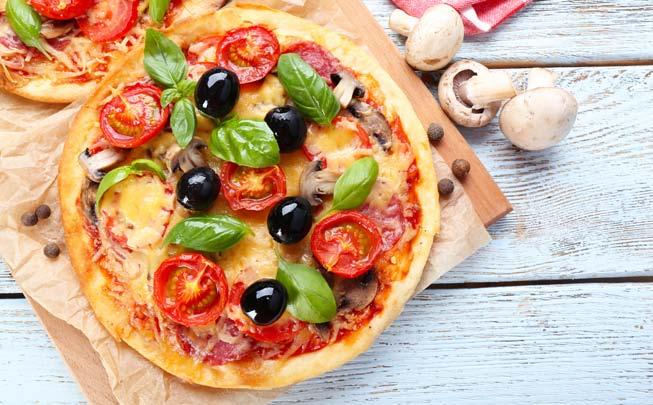 Pizza ΤΕΤΑΡΤΗ 18 Ιανουαρίου 2017 Η pizza θεωρείται ένα από τα αγαπημένα φαγητά μικρών και μεγάλων.