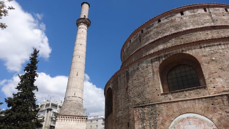 Η βάση του άμβωνα της Ροτόντας βρέθηκε έξω από τον ναό, στο νότιο πρόπυλο, όπου βρίσκεται σήμερα.