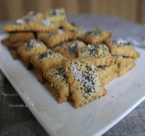 6. Biscuits from the South (Μπηζθόηα) For about 30 biscuits: 100 gr wheat flour 80 gr of cheakpeas flour 70 gr of salted butter 45 gr of olive oil 1/4 a teaspoon of salt.