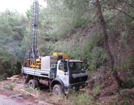 Εικόνα 15: Γεωτρύπανο BOYLES BBS-17 κατά την εκτέλεση της γεώτρησης Γ2 Πίνακας 4: Γεωλογική περιγραφή των σχηματισμών της γεώτρησης Γ2 ΓΕΝΙΚΗ ΠΕΡΙΓΡΑΦΗ ΕΔΑΦΙΚΩΝ ΟΡΙΖΟΝΤΩΝ 0,00 21,50 m Καστανό