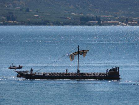 1 Ελληνικός συμμαχικός στόλος Για τις ελληνικές δυνάμεις, ο Ηρόδοτος μας πληροφορεί με χαρακτηριστική λεπτομέρεια.