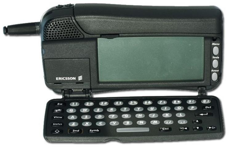 Το Nokia 9000 Communicator (επίσης δεν αποκαλούταν επισήμως smartphone εκείνη την εποχή) ήταν σε θέση να χρησιμοποιήσει ηλεκτρονικό ταχυδρομείο, φαξ, περιήγηση στον Ιστό (ένα χαρακτηριστικό που