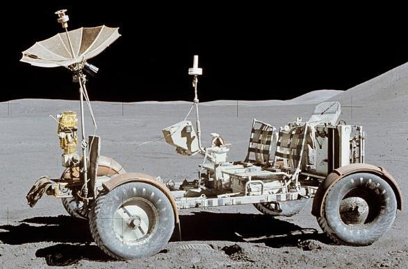 Π αυτοκίνητο ήταν το σεληνιακό όχημα, το οποίο αναπτύχθηκε για πρώτη φορά κατά τη διάρκεια της αποστολής Apollo 15.