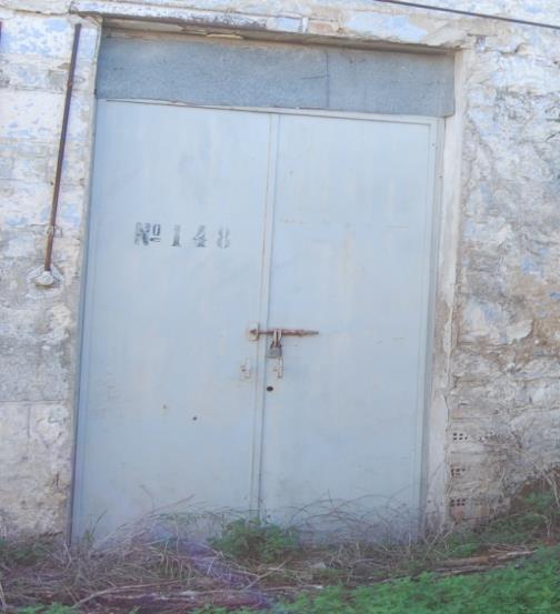 Η μία ήταν πόρτα κελιού κρατουμένων, όπως φαίνεται από το πορτάκι ελέγχου στο πάνω μέρος της (εικ. 2.12).