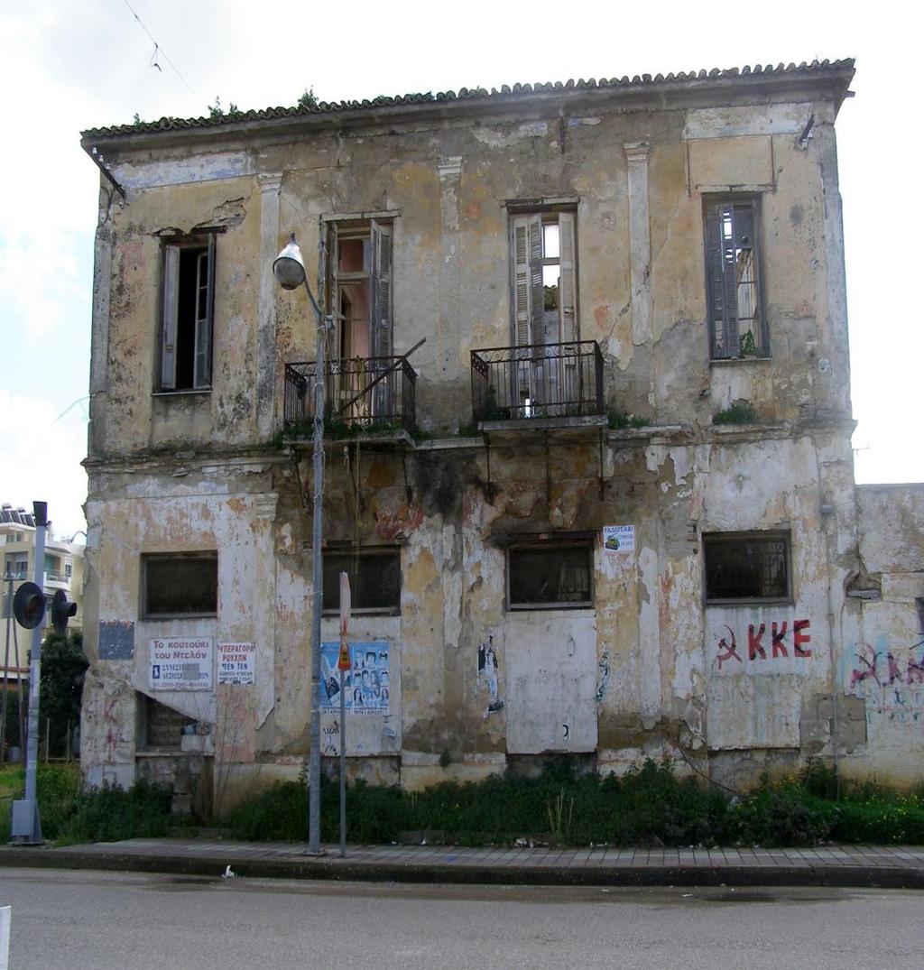 3.3 Τοιχοποιία-Φέρων Οργανισμός Η τοιχοποιία έχει υποστεί αρκετές φθορές (εικ. 3.