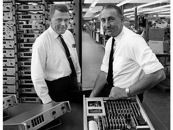 4.2 ΙΣΤΟΡΙΚΗ ΑΝΑ ΡΟΜΗ Η HP ιδρύθηκε από τον Bill Hewlett και τον David Packard τον Ιανουάριο του 1939.