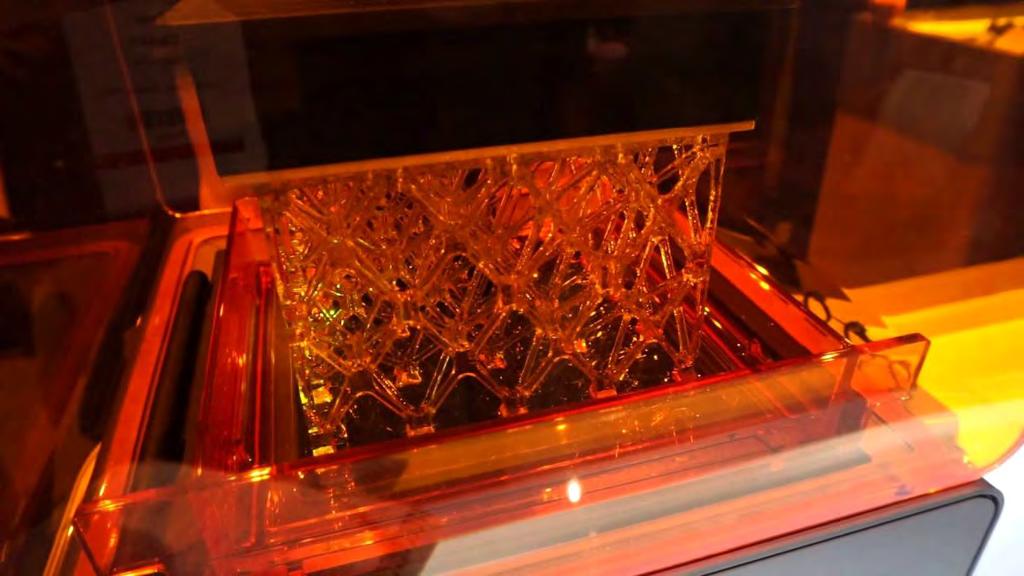 Stereolithography (SLA) Digital Light Processing (DLP) SLA Κατασκευή αντικειμένου επίπεδο-επίπεδο με την χρήση υγρής ρητίνης, η οποία στερεοποιείται όταν