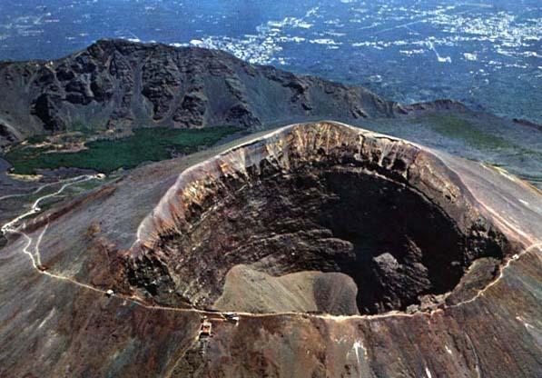 Aίτνα και Βεζούβιος Τα διάσημα ηφαίστεια της Ιταλίας έχουν καθορίσει κατά πολύ την ιστορία της, με την Αίτνα να παραμένει ένα από τα πιο ενεργά ηφαίστεια της Γης, και την πρώτη έκρηξη της να