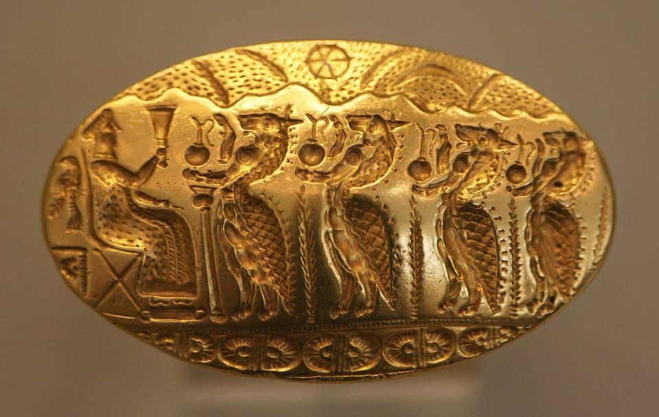52 ''Χρυσό σφραγιστικό δακτυλίδι Αίθουσα Μυκηναϊκών Αρχαιοτήτων (Εθνικό Αρχαιολογικό Μουσείο) ) Χρυσό σφραγιστικό δακτυλίδι. Τίρυνθα, 15ος αι. π.χ. Πρόκειται για το μεγαλύτερο γνωστό σφραγιστικό δακτυλίδι στο μυκηναϊκό κόσμο.