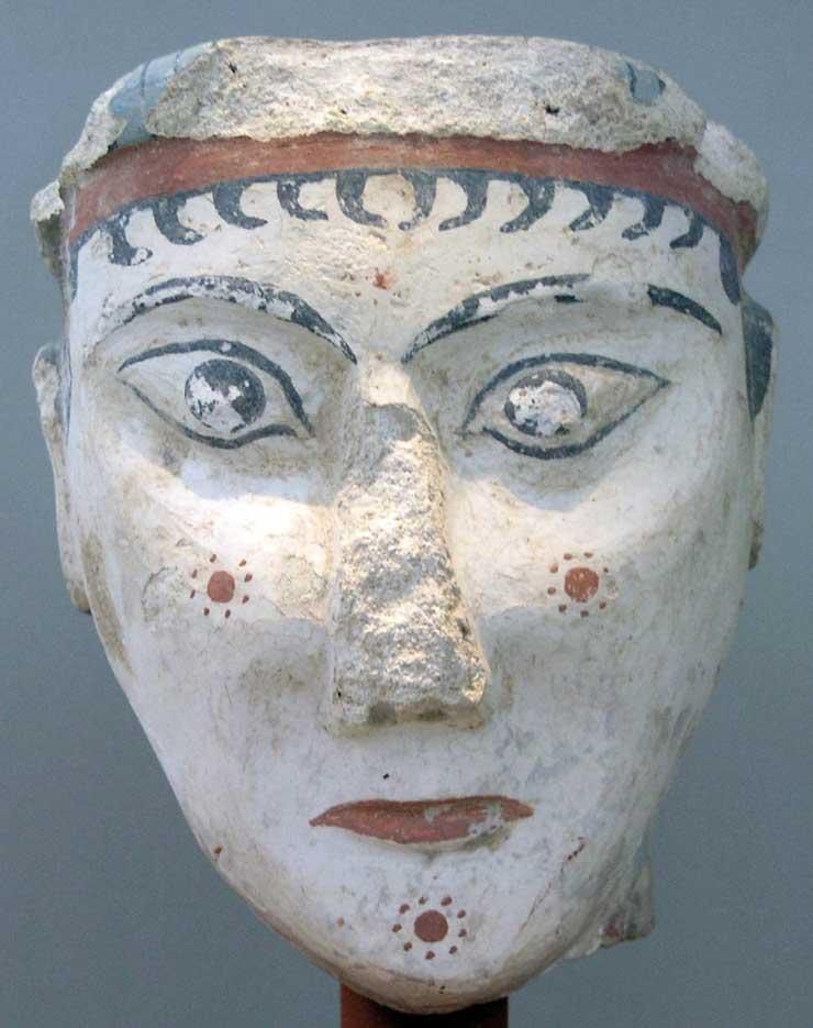 ''Μοναδική πλαστική γυναικεία κεφαλή'' Αίθουσα Μυκηναϊκών Αρχαιοτήτων (Εθνικό Αρχαιολογικό Μουσείο) Μοναδική πλαστική γυναικεία κεφαλή από ασβεστοκονίαμα, μορφή θεάς ή σφίγγας, από τα ελάχιστα