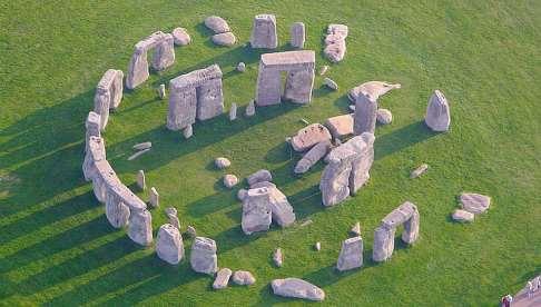 Σε όλη τη Γη συναντάμε αρχαία μνημεία που παρουσιάζουν αστρονομικό ενδιαφέρον κι έχουν ηλικία 5.000 ετών περίπου.