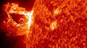 Ο Ήλιος είναι μία τεράστια σφαίρα από διάφορα αέρια κυρίαρχα των οποίων είναι το υδρογόνο και το ήλιο.