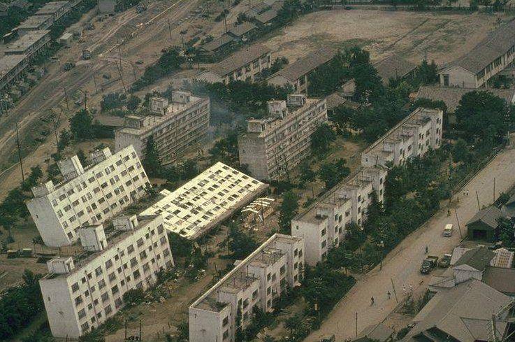 Σχήμα 1.4: Ανατροπή κτηρίου στη Niigata της Ιαπωνίας το 1964.