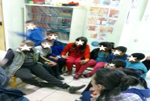 Εφαρμόζοντας στην τάξη μας Όλοι οι μαθητές κάθισαν σε κύκλο, κρατώντας ο ένας το χέρι του άλλου.