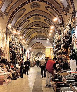 αξιοθέατα Σκεπαστή Αγορά Το µεγάλο Bazaar (Τούρκικα: Το Kapalıçarşı, που σηµαίνει καλυµµένο Bazaar) στη Κων/πολη είναι µια από τις µεγαλύτερες και παλαιότερες καλυµµένες αγορές στον κόσµο, µε