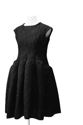 Vintage φορέματα από τις δεκαετίες του 20 και του 60 που ανήκουν στην ιδιωτική συλλογή του αντικέρ μόδας Didier Ludot πωλούνται σε δημοπρασία που διοργανώνουν οι οίκοι Kerry