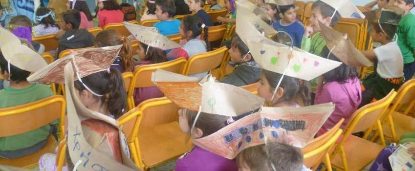 Χαρτί από χαρτόκουτες πάνω στις οποίες μπορούν να ζωγραφίσουν μεγάλα κύματα, να κοπούν περιμετρικά και στη συνέχεια