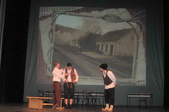 2. сцена: Српско село 1885. Отац испраћа сина у Београд, у Трговачку академију, коју је 1881. основао Чех Фрања Вишек.