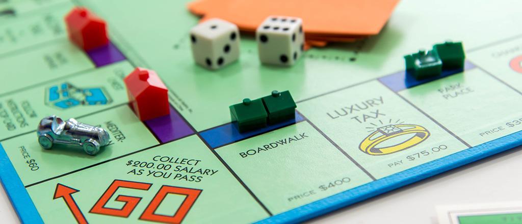 Η Monopoly είναι ένα παιχνίδι που συνδυάζει τύχη, στρατηγική και τακτική, ιδιαίτερα καθώς σχετίζονται με την αντιμετώπιση με