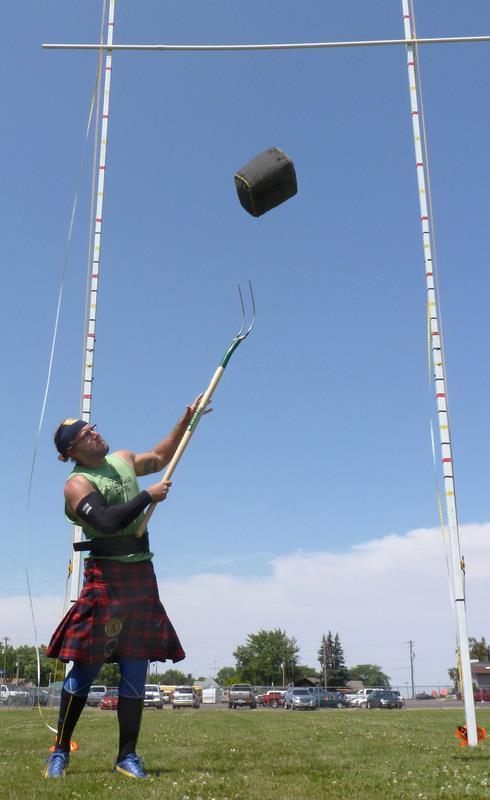Sheaf Toss : Η εκτίναξη δεματιού είναι μια παραδοσιακή σκωτσέζικη γεωργική αθλητική εκδήλωση.