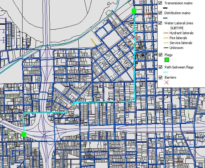 το κουμπί επίλυσης. Ως αποτέλεσμα, το ArcMap σχεδιάζει τη διαδρομή σύνδεσης μεταξύ των δύο αγωγών με κριτήριο (εάν υπάρχουν εναλλακτικές διαδρομές) τη μικρότερη απόσταση. Στην εικόνα 4.