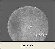 Βίντεο Ένα μετέωρο εισέρχεται στην ατμόσφαιρα της Γης και ακτινοβολεί, καθώς ένα μέρος της μάζας του υπό την επίδραση της τριβής τήκεται και εξαχνώνεται, παράγοντας αέρια.