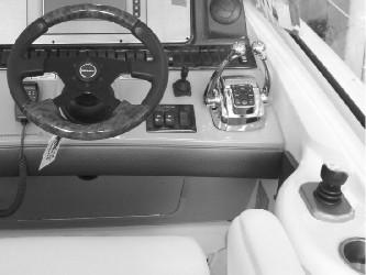 b c - Πλευρικό κάλυμμα b - Λαβή c - Κάλυμμα εμβλήματος d - Υποδοχή Joystick Βασική λειτουργία d Το joystick παρέχει εύκολο έλεγχο του σκάφους, όταν κάνετε μανούβρες σε χαμηλή ταχύτητα ή μανούβρες για