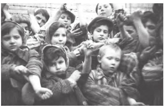 Διωγμοί γι αυτό που είσαι / διωγμοί γι αυτό που πιστεύεις Το Ολοκαύτωμα Για την εξόντωση των Εβραίων της Θεσσαλονίκης Παιδάκια εβραϊκής καταγωγής σε στρατόπεδο συγκέντρωσης.
