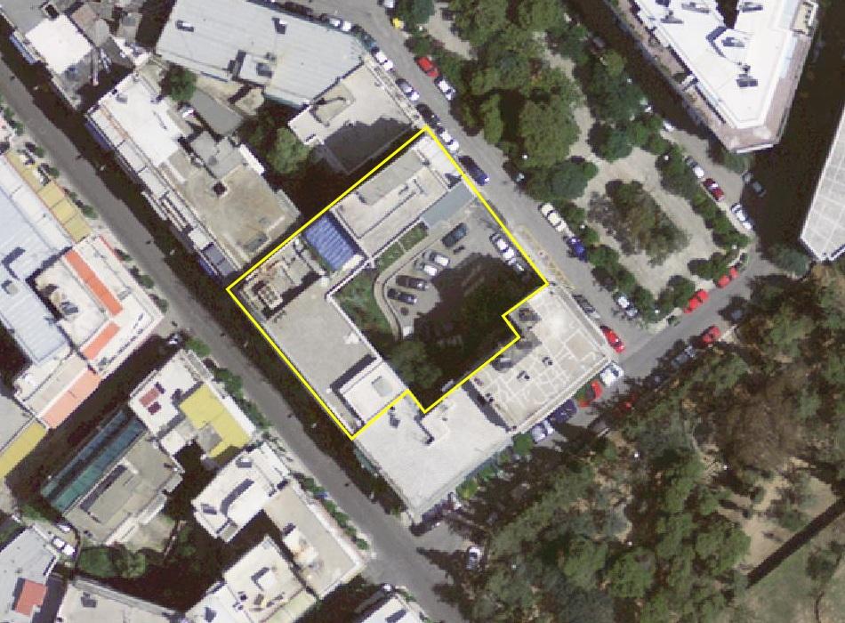 Στην Εικόνα 1 διακρίνεται με λεπτομέρεια η θέση και ο προσανατολισμός του κτιρίου. Με κίτρινο περίγραμμα επισημαίνεται το οικόπεδο του Δημαρχείου.