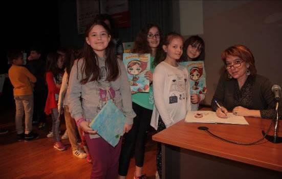 Οι μαθητές με αφορμή τις ιστορίες του συγγραφέα για τη Μακεδονία και τη Μικρά Ασία, τις οποίες διάβασαν στα ομώνυμα βιβλία από τις εκδόσεις Παπαδόπουλος, μοιράστηκαν σκέψεις και προβληματισμούς.