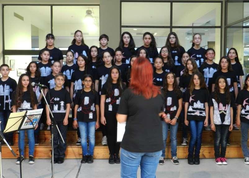 Παιδιά της χορωδίας του ΙΑ Δημοτικού Σχολείου Λεμεσού, τραγουδούν υπό τη διεύθυνση της κ.