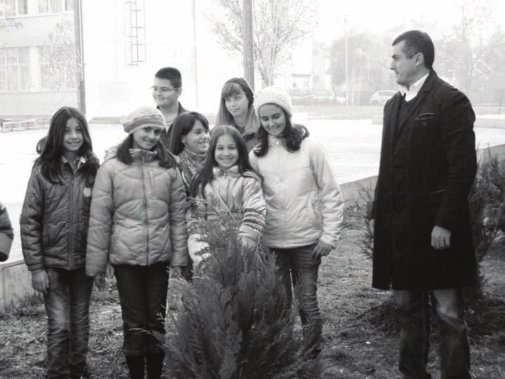 Интервју ЕКО ПОКРЕТ У БАТАЈНИЦИ НА ЧЕЛУ СА МИЛАНОМ АНТИЋЕМ И ДОНАЦИЈА ГРАДСКОГ ЗЕЛЕНИЛА УЛЕПШАЛИ ШКОЛСКО ДВОРИШТЕ Развијање еколошке свести Највећа сатисфакција у даљем раду је да грађани препознају