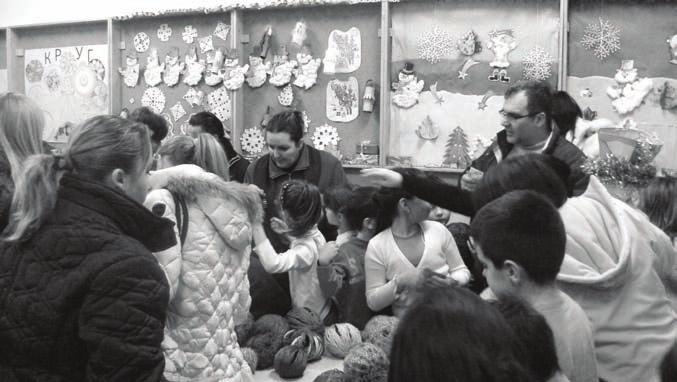 Нова година УОЧИ НОВЕ ГОДИНЕ УЧЕНИЦИ ИЗЛАГАЛИ СВОЈЕ РАДОВЕ Базар као из снова Ђаци уложили велики труд да покажу своја уметничка дела У свету у коме смо сведоци серијске производње, истих производа