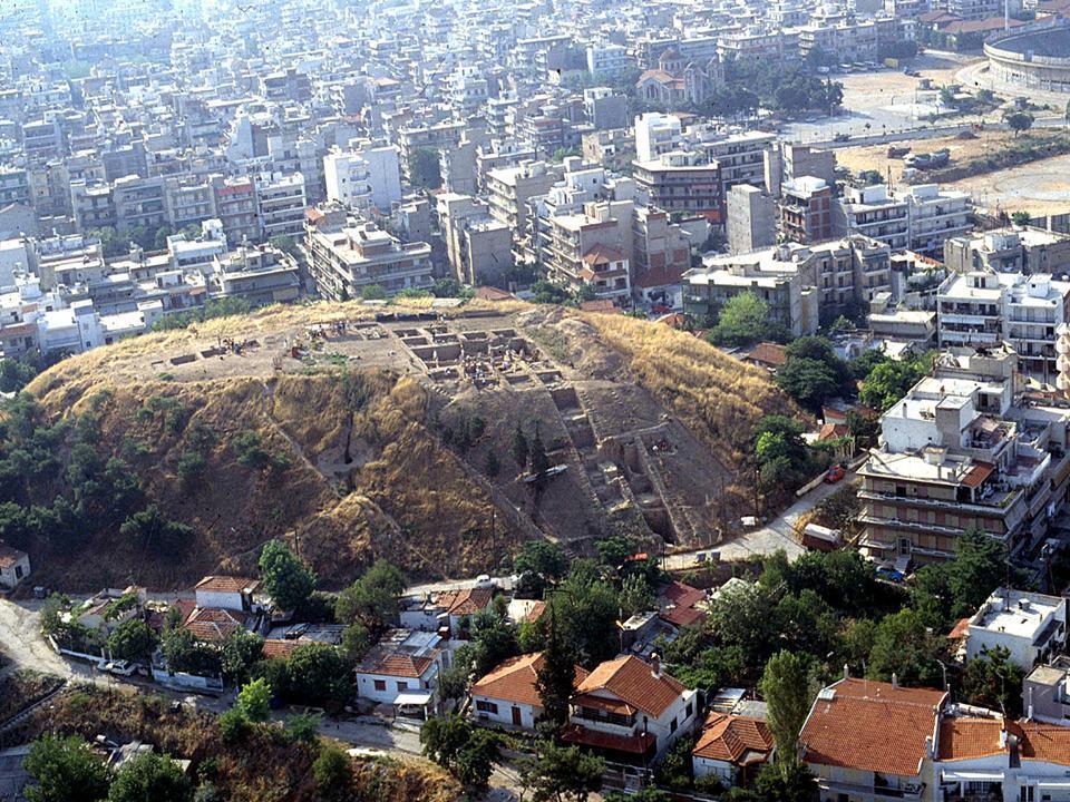 3. Ο ΟΙΚΙΣΜΟΣ ΤΗΣ ΤΟΥΜΠΑΣ ΘΕΣΣΑΛΟΝΙΚΗΣ. 3.1 Η θέση. Ο προϊστορικός οικισμός της Τούμπας Θεσσαλονίκης βρίσκεται στην ανατολική πλευρά της σύγχρονης πόλης και απέχει περίπου 1,5 χλμ.