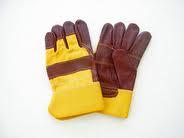 Τα πυρίμαχα γάντια είναι απαραίτητο να φοριούνται κατά την διαδικασία έψησης για την αποφυγή εγκαυμάτων ενώ τα πλεκτά γάντια θα πρέπει να τοποθετούνται κατά την κοπή αρτοσκευασμάτων ώστε να