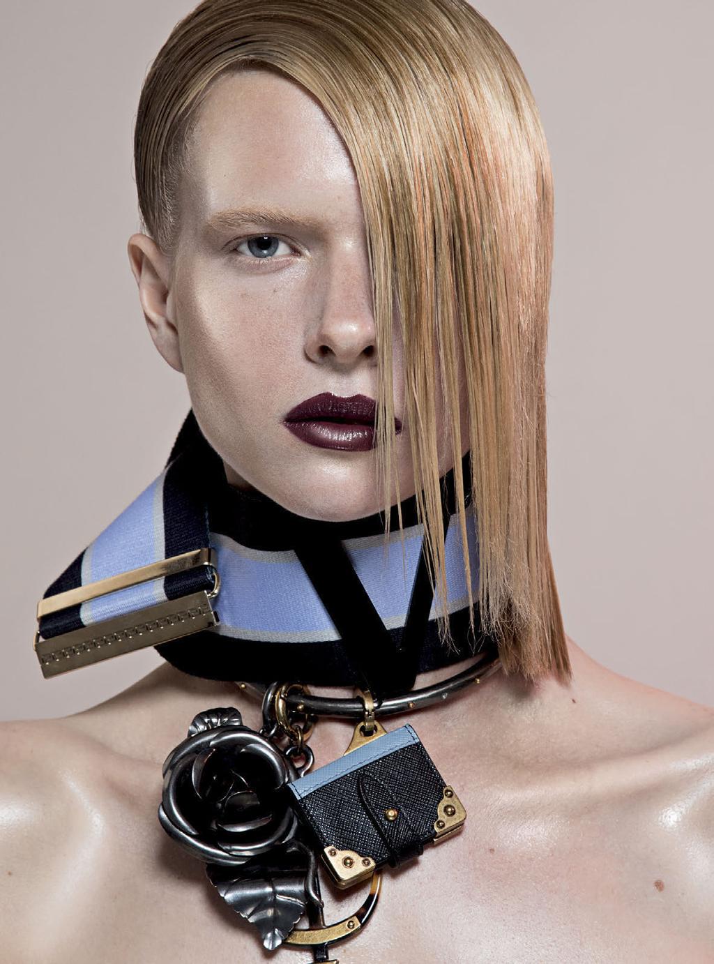 τσοκερ versace. μενταγιον prada Mad Max Σκούρα μπορντό χείλη στο χρώμα του βατόμουρου με τα μάτια άβαφα. Η νέα εκδοχή όμως θέλει και επιδερμίδα που γυαλίζει διακριτικά.