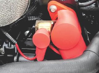 a - Ασφάλειες αισθητήρα οξυγόνου (4) b - Εφεδρική ασφάλεια c - Ρελέ (ηλεκτρονόμοι) κινητήρα και ρύθμισης ανύψωσης d - Τροφοδοσία πηδαλίου DTS e - Εγχυτήρες καυσίμου