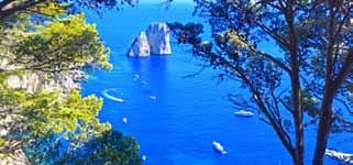 Στη συνέχεια, αναχώρηση για το Αμάλφι, χτισμένο στον μυχό του ομώνυμου κόλπου στην Κοστιέρα Αμαλφιτάνα, μία από τις πλέον συγκλονιστικές ακτές της Ευρώπης.