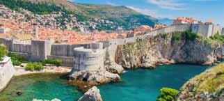 Μια πόλη με πολλές εκκλησιές και παλιά αριστοκρατικά σπίτια. Μέσω Σβέτι Στεφάν και Τίβατ, παίρνουμε το ferryboat στο στενότερο σημείο του φιόρδ του Κότορ.