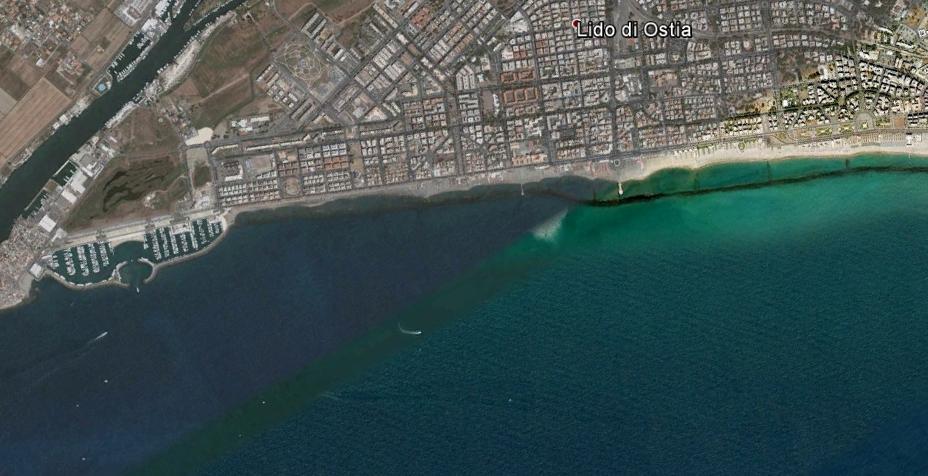 ο ΚΕΦΑΛΑΙΟ Ύφαλοι κυματοθραύστες Εικ.. Άποψη της σημερινής εικόνας της παραλίας της Όστια (Δυτική Ιταλία) μετά από παρεμβάσεις Υ.Κ.. Όπως προκύπτει λοιπόν από την ονομασία τους οι Υ. Κ. δεν είναι παρά μονίμως βυθισμένοι κυματοθραύστες (submerged breakwaters) που κατασκευάζονται συνήθως από λιθορριπή με τεχνητούς ή φυσικούς ογκόλιθους.
