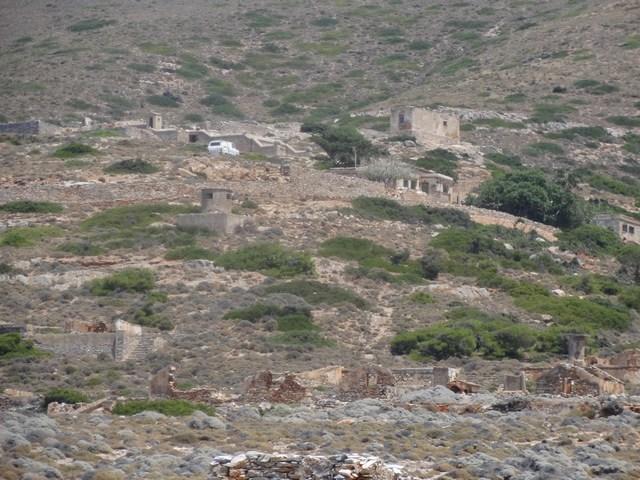 Στον περιβάλλοντα χώρο των παραπάνω περιγραφομένων κτισμάτων που εντοπίστηκαν κατά μήκος της δυτικής ακτής και εντός της ζώνης I, διαπιστώθηκε στην Δυτική ακτή-ζώνη Ι, η κατασκευή πρόσφατων τοιχίων,