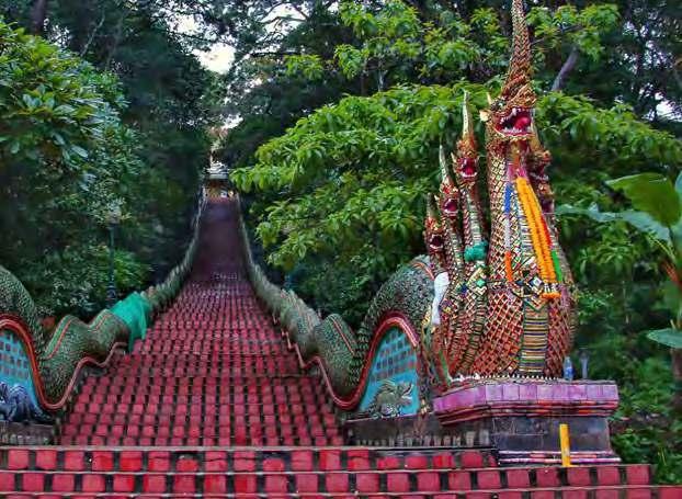 Θα πάρουμε τον δρόμο πλάι στον λόφο με θέα την πόλη για να επισκεφτούμε ένα από τους σημαντικότερους ναούς του Τσιάνγκ Μάι το Wat Phra That Doi Suthep ηλικίας 600 χρόνων και βρίσκεται 3500 πόδια πάνω
