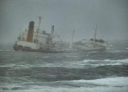 το κύριο σώμα του σκάφους μήκους 250 μέτρων βυθίστηκε και αυτό 1 μίλι και μισό από την ακτή μεταξύ Αρεντζάνο και Βαράτσε.